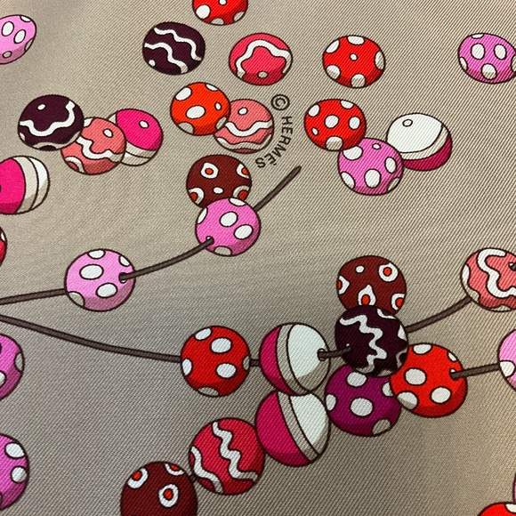 HERMES TAUPE / PINK MULTI DANCING PEARLS PRINT SQUARE SILK TWILL SCARF - Picture 5 of 7